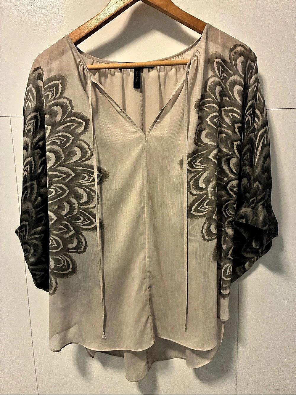 BCBGMAXAZRIA Abstract Print Blouse Gray & Cream XS